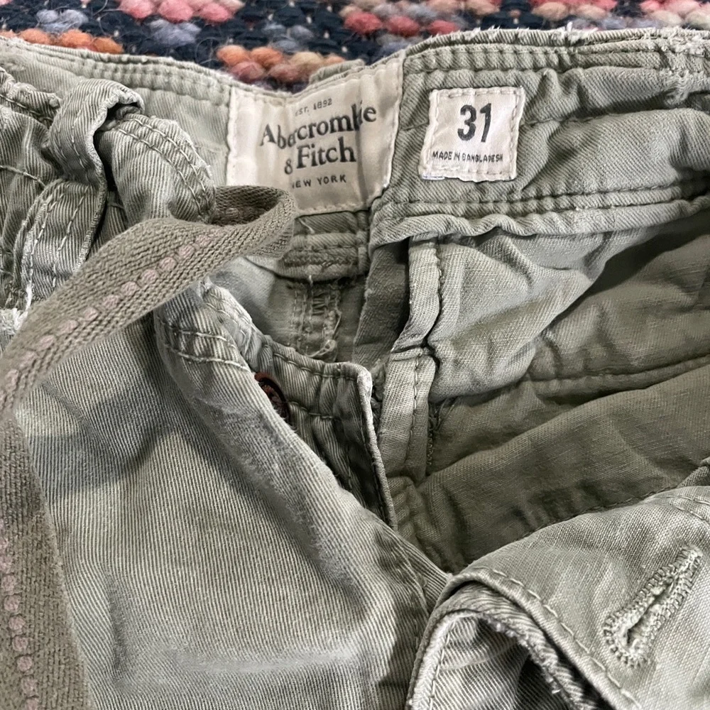 Abercrombie & Fitch Men's Sage Green Cargo Shorts - Picture 2 of 3
